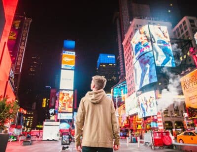 Mensch umgeben von vielen Bildschirmen