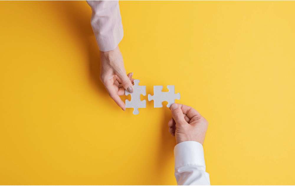 zwei Hände mit Puzzleteile