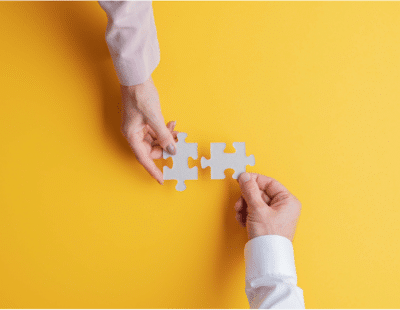 zwei Hände mit Puzzleteile