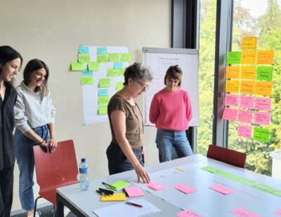 Menschen lösen gemeinsam eine Aufgabe.