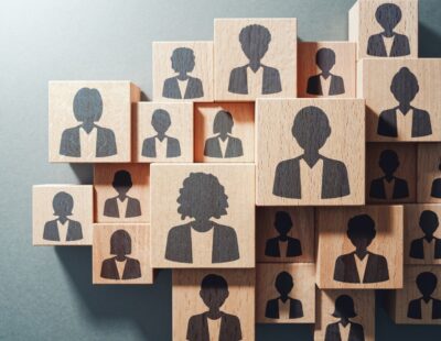 Holzklötze mit schwarz aufgedrucktem Profil von Personen