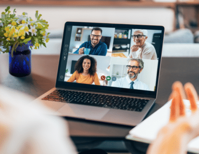 Menschen in einer online Besprechung