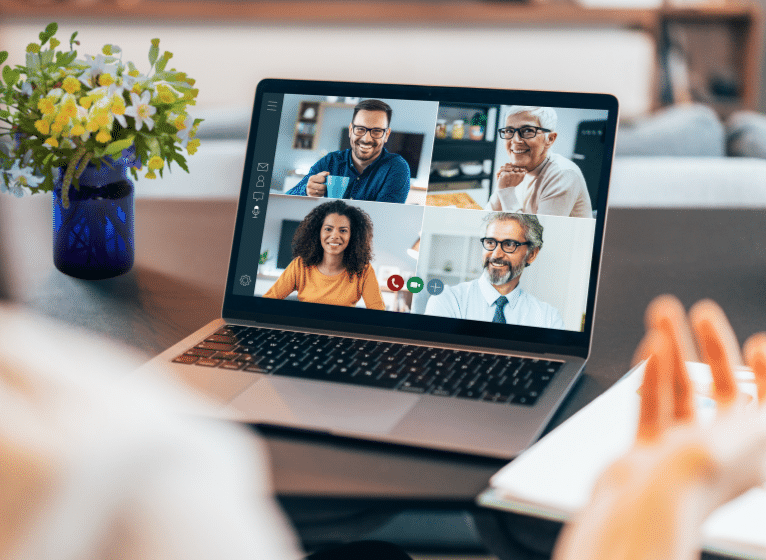 Menschen in einer online Besprechung
