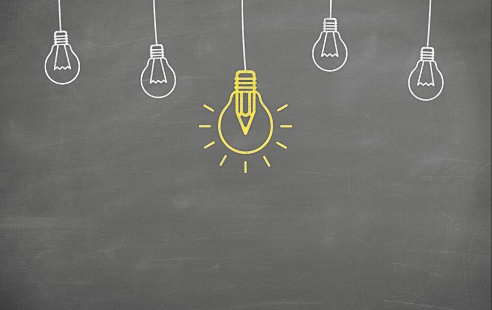 hängende Glühbirnen, die in der Mitte leuchtet.