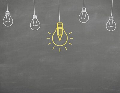 hängende Glühbirnen, die in der Mitte leuchtet.