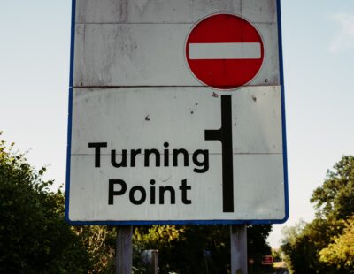 Strassenschild mit Beschriftung "Turning Point"